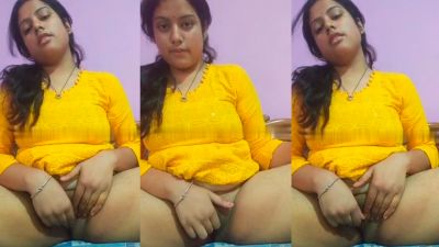 Desi Bhabhi exposes her pussy and fingers in it