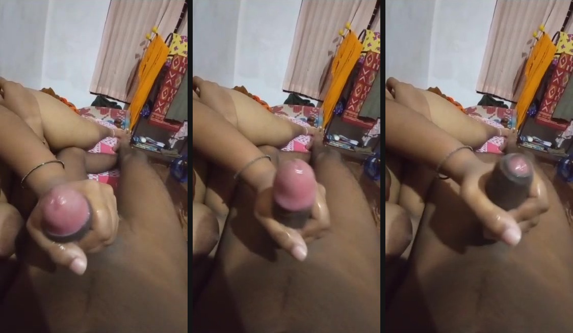 Desi nude girl gives a handjob to her lover in bed - HD Video