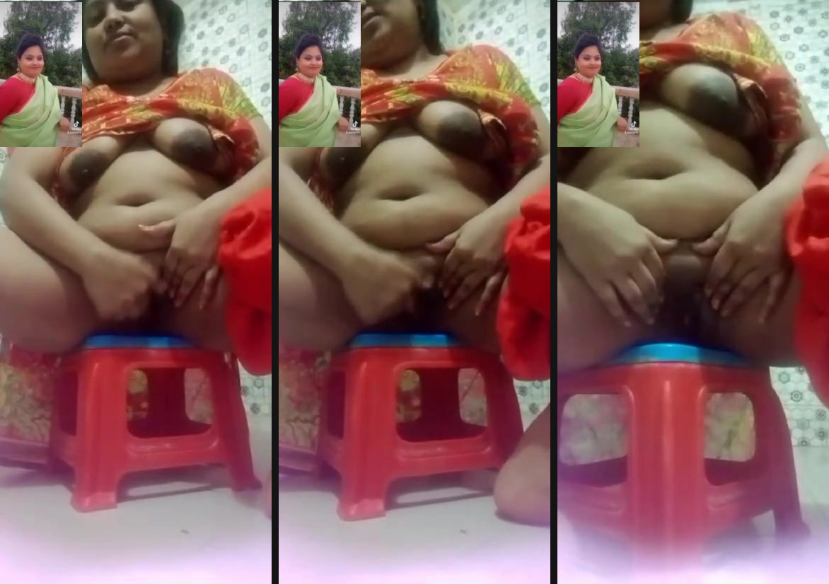 Lady fingers her pussy during an Indian live sex video - XXX Clip