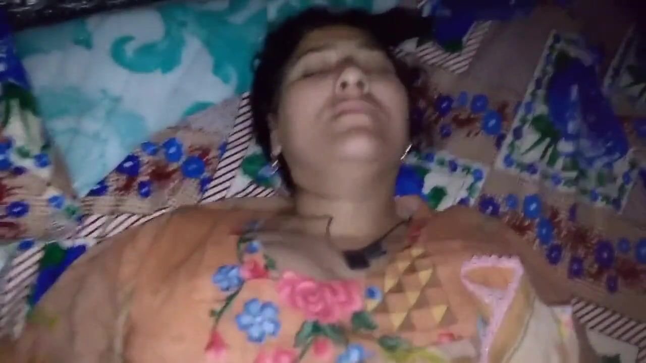 Chubby Pakistani aunty pussy drilling by neighbour Hindi MMS