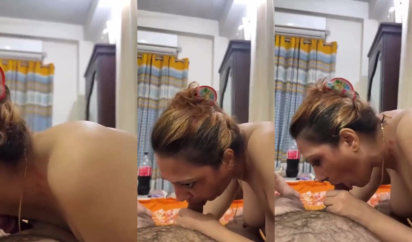 Delhi slut lady pleasing client with new type of blowjob