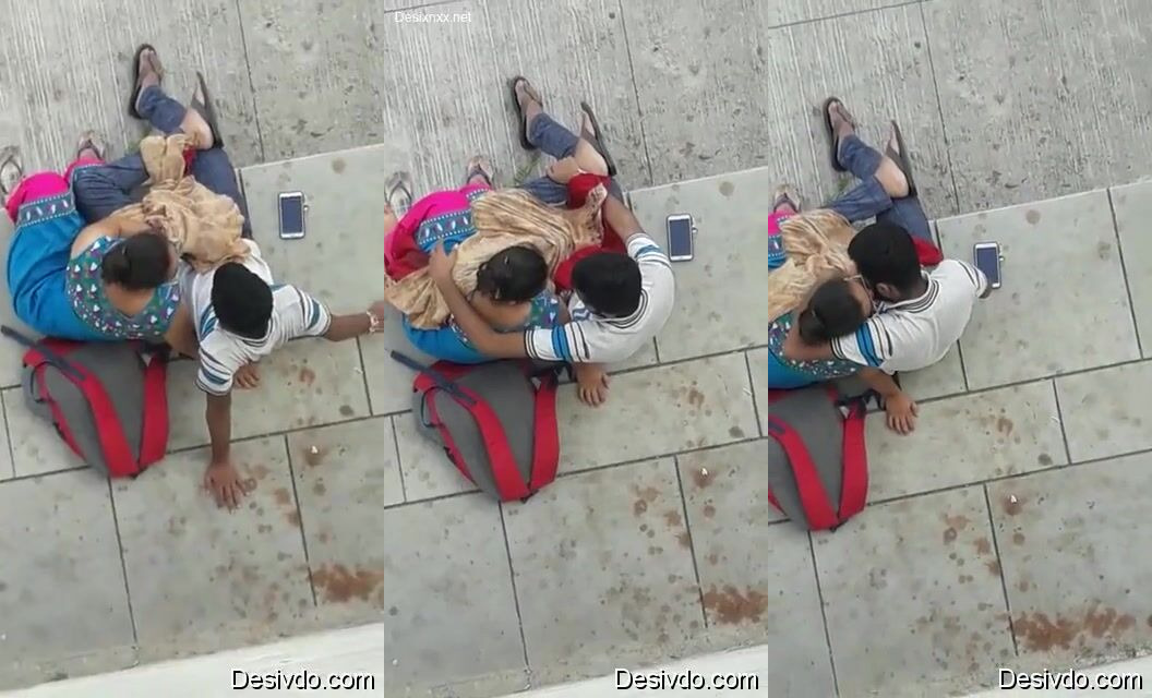 Desi college girl caught while secretly giving handjob to lover