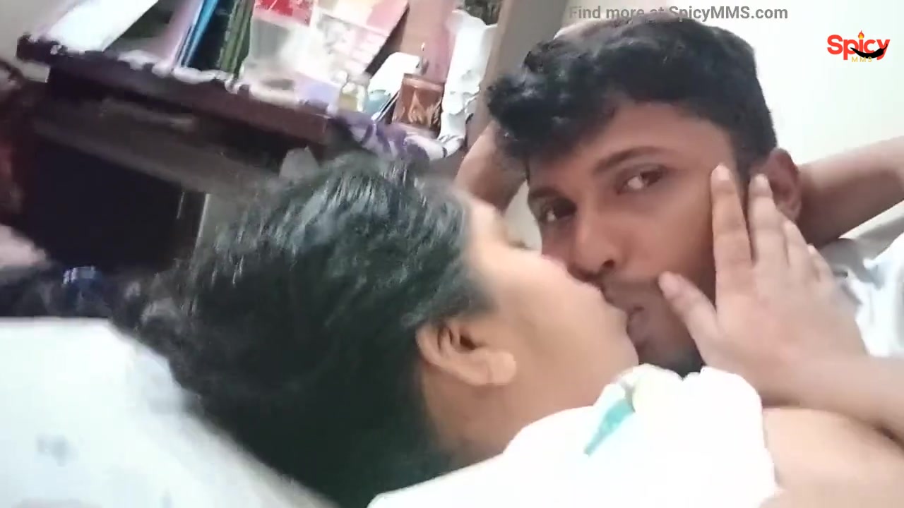 Desi Tailor aunty get seduced and fucked by young guy