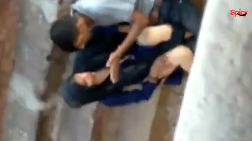 Ghaziabad Young Lovers Caught Romancing In Public Place