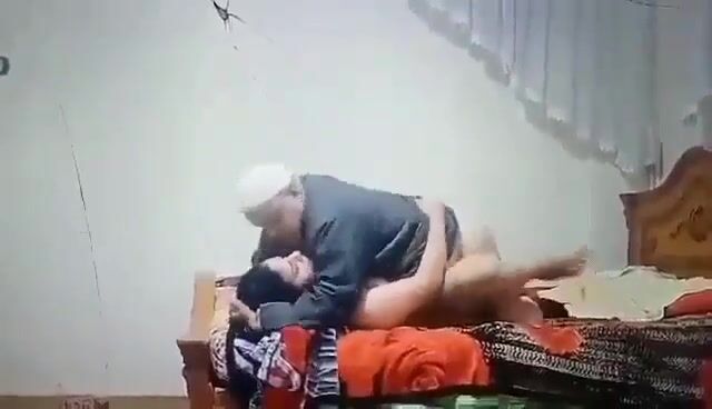 Old Pakistani man secretly fucking daughter-in-law in xxx mms