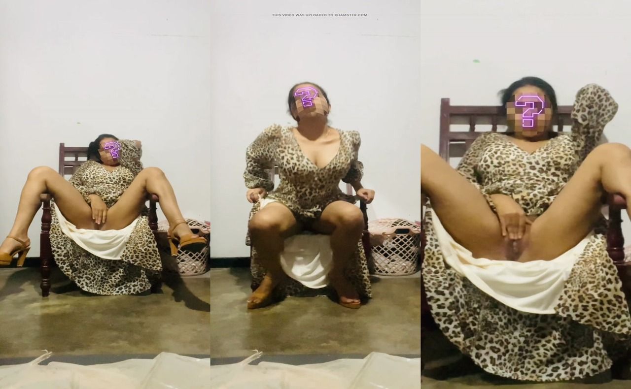Cute Girl with Sexy Dress no Panties