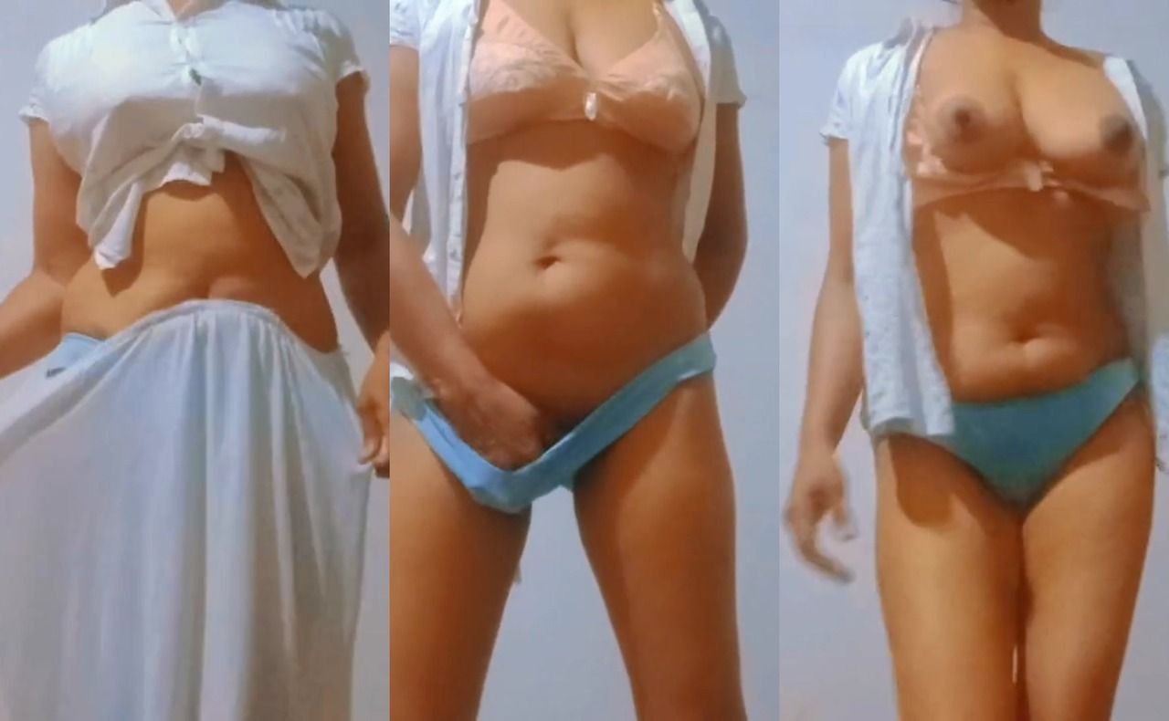 Sri Lankan hot and sexy women showing her boobs at room, Asian sexy girl showing her beautiful boobs, hot and sexy young lady