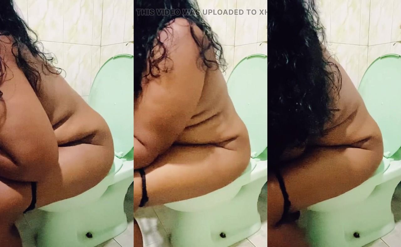 Sri Lankan RoshelCam - Step mother in the toilet i piss in her Tits - XXX Clip